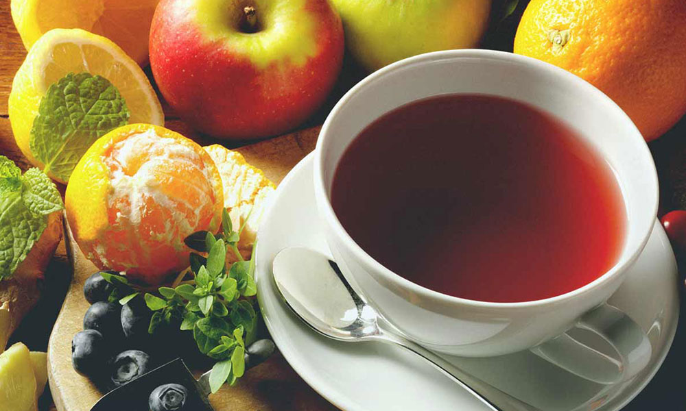 دراسة تحذر من تناول شاي الفواكه والمشروبات بين الوجبات