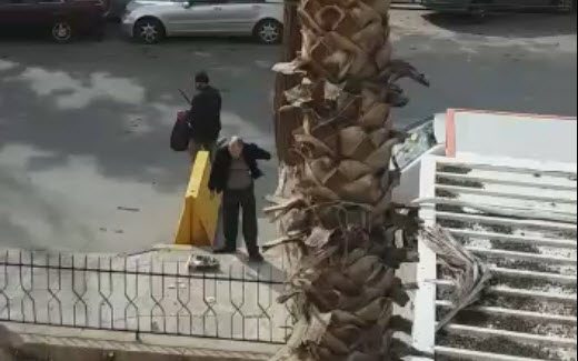 موظف يودّع وزير الاوقاف بكسر جرة امامه.. فيديو