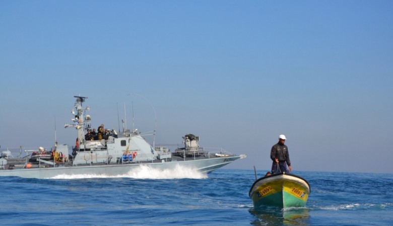 استشهاد صياد فلسطيني وإصابة 2 باستهداف قاربهم شمال القطاع
