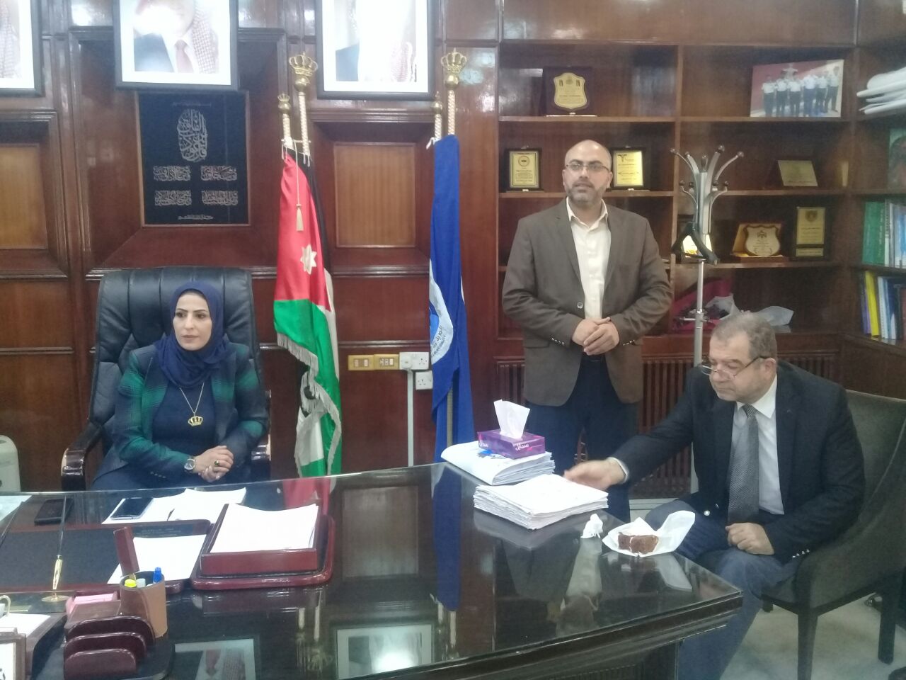 ابو السكر يكلف "سيدة" عضو بمجلس بلدية الزرقاء بمهام رئيس البلدية بمناسبة يوم المرأة العالمي