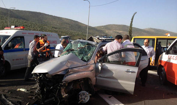 اصابة 3 سوريين بحادث تدهور مركبه