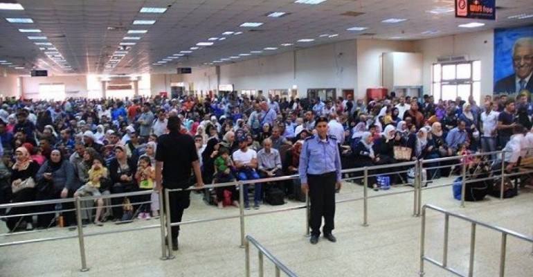 الاحتلال يمنع 12 فلسطينيا من السفر عبر معبر الكرامة