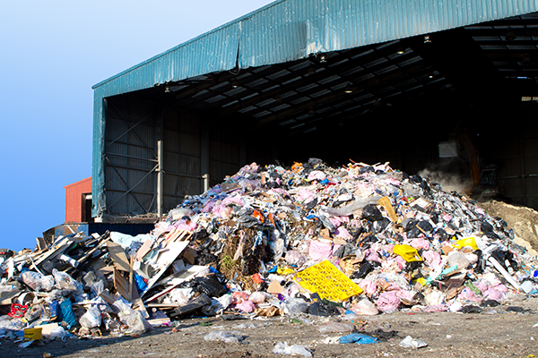 الصين تكشف تهريب 200 ألف طن من النفايات الصلبة