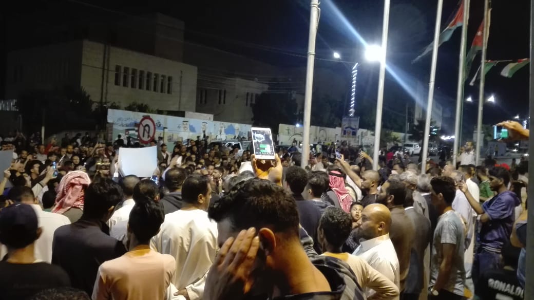 مادبا.. المئات يطالبون بإسقاط الحكومة وحل مجلس النواب