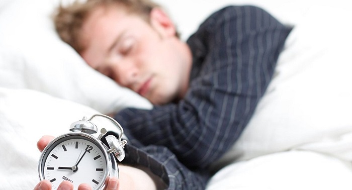 دراسة تكشف عن ساعات النوم المثالية لصحة جيدة