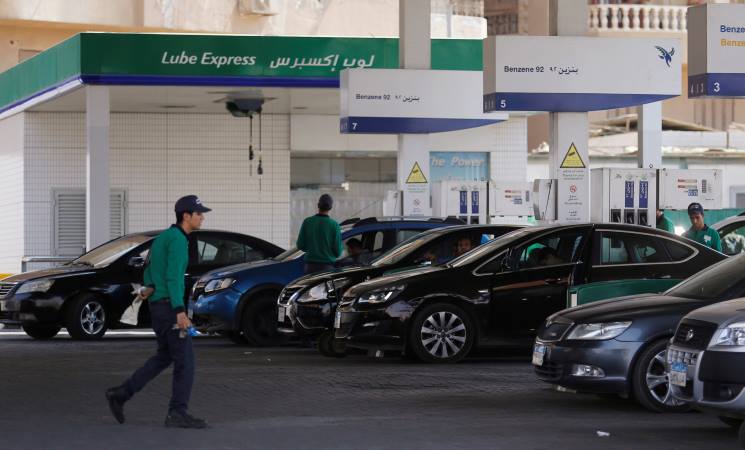 تزامنا مع العيد.. الحكومة المصرية ترفع أسعار الوقود بـ 66%
