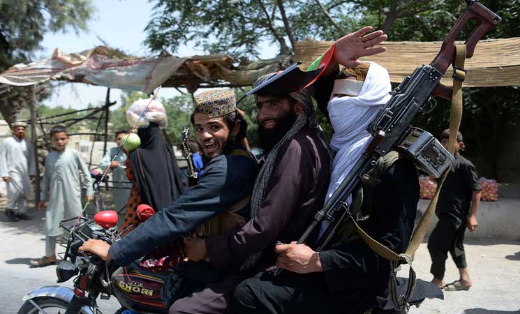 مقتل أربعة أشخاص على الأقل في اشتباكات بين طالبان وتنظيم داعش شرقي أفغانستان