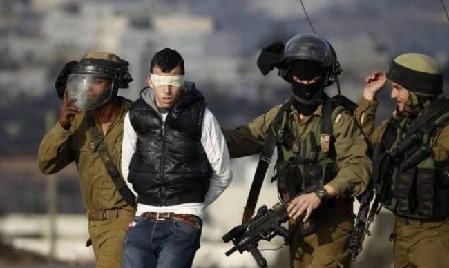 الاحتلال يعتقل فلسطينيًا ويُصادر أموالًا في الضفة والقدس