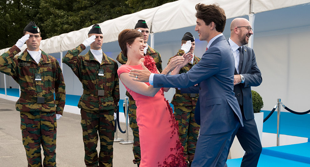 قبلة "وسيم كندا" لزوجة رئيس الوزراء البلجيكي تثير جدلا واسعا في الإنترنت.. فيديو
