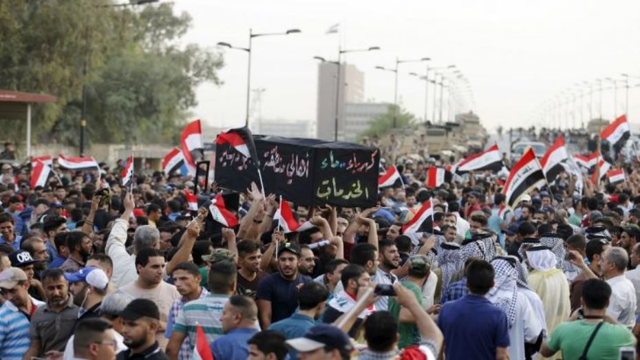 متظاهرو البصرة يغلقون الطريق المؤدي إلى أكبر موانئ العراق