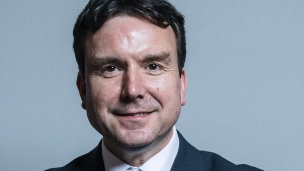 وزير بريطاني يستقيل بسبب رسائل جنسية