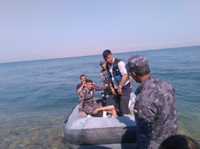 الجيش ينقذ مواطنا سقط في البحر الميت...صور