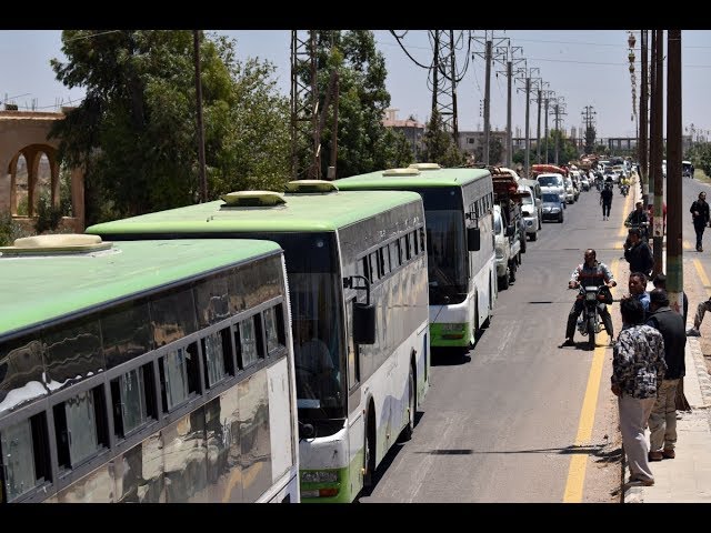 حافلات النظام السوري تدخل درعا البلد تنفيذا لاتفاق التسوية