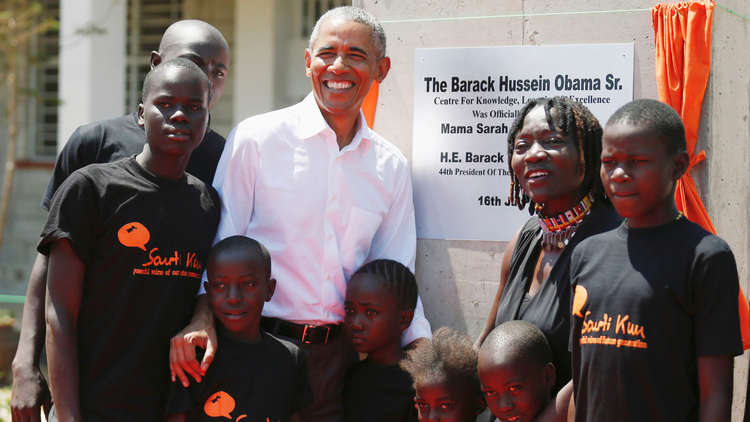 الرئيس الأمريكي السابق يزور مسقط رأس والده في كينيا