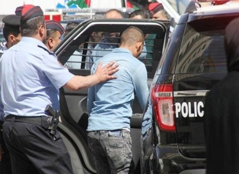 مخمور يعتدي على رجل امن خلال القبض عليه في الزرقاء