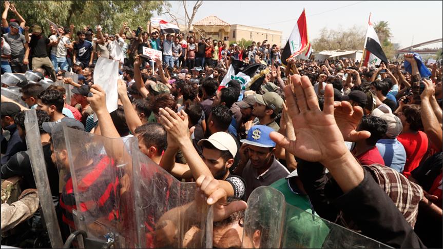 “علماء المسلمين” يندد باستخدام العنف ضد المتظاهرين العراقيين ويدعو لـ”نبذ الطائفية”