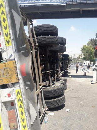 7 اصابات بتدهور شاحنة واصطدامها بمركبات في صويلح.. مصور وفيديو