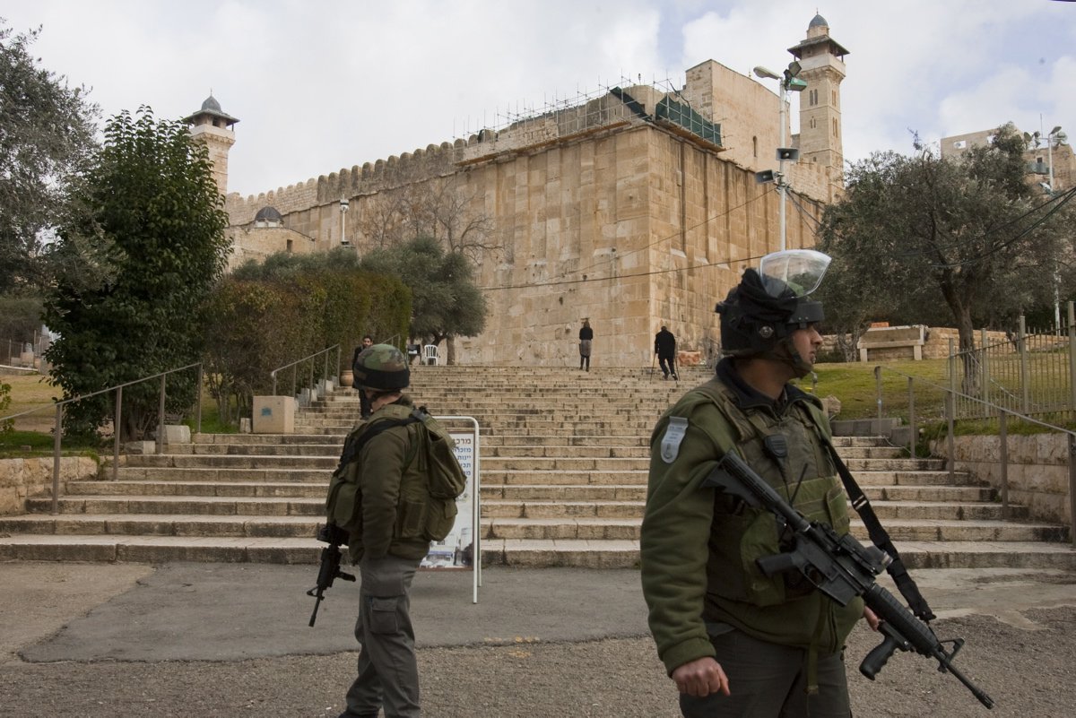 العدو الصهيوني يغلق الحرم الابراهيمي 24 ساعة