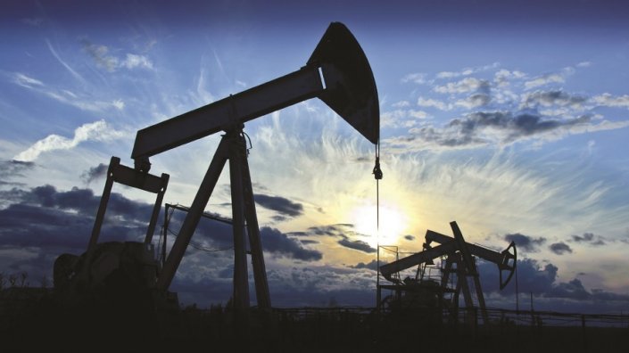 النفط يتراجع مع زيادة المخزونات الأميركية