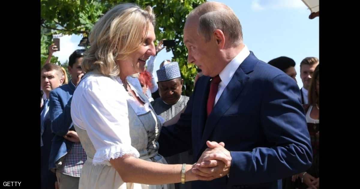 بوتن يثير الجدل في رقصة مع وزيرة خارجية النمسا في زفافها