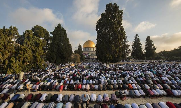 100  ألف فلسطيني يؤدون صلاة العيد في الأقصى .. مصور