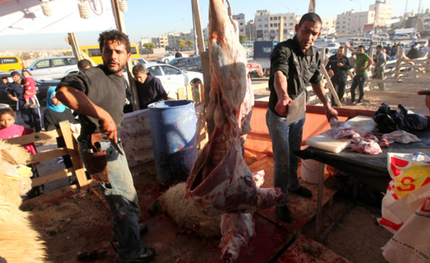 الطفيلة: قصابون يذبحون أمام محالهم في الشوارع
