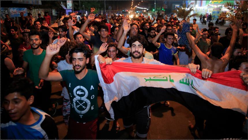 إيران تغلق منفذا بريا مع العراق إثر إحراق محتجين قنصليتها في البصرة