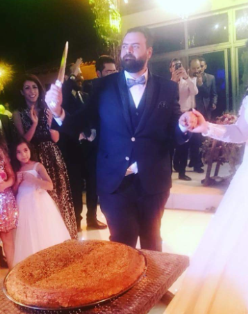 عريس اربداوي يستبدل كعكة الزفاف.. بالمكمورة...صور
