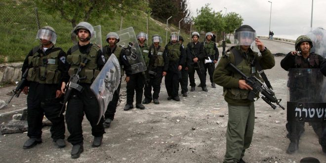 توقيف جنديين صهيونيين بتهمتي السرقة والتحرش بفلسطينيات على حاجز عسكري شمالي القدس
