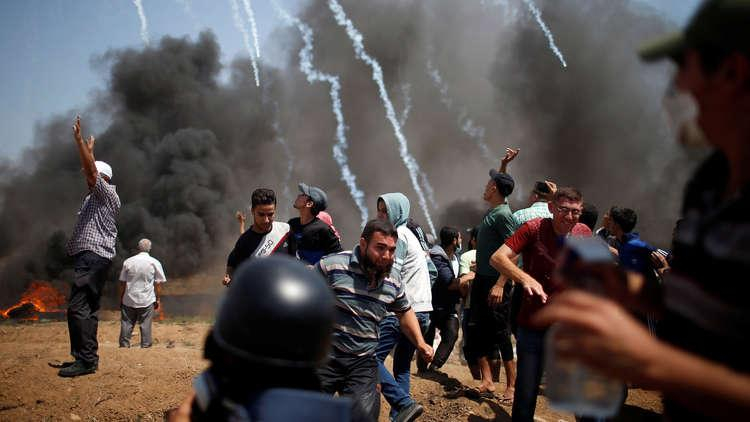 اصابة صحافي بقنبلة غاز اطلقها الاحتلال شمال غزة