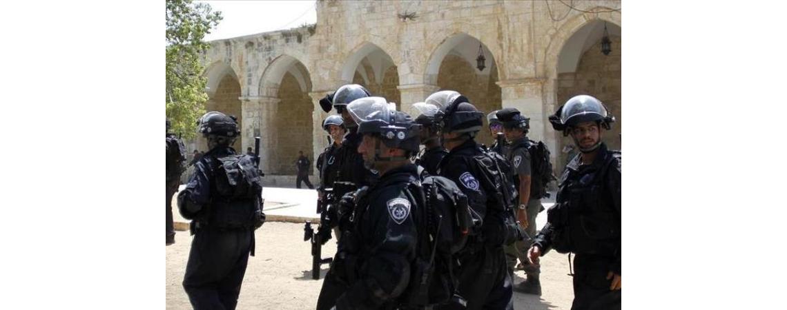 العدو الصهيوني يعتقل 4 من موظفي لجنة إعمار "الأقصى"