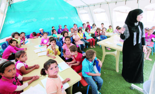 معلمو مخيمات اللاجئين يشتكون انهاء خدماتهم