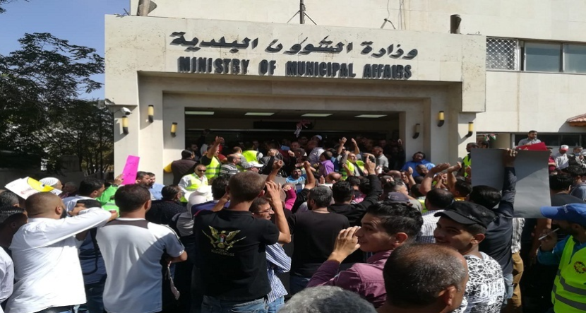 العاملون في البلديات يحذرن من معاقبة المشاركين في الاضراب