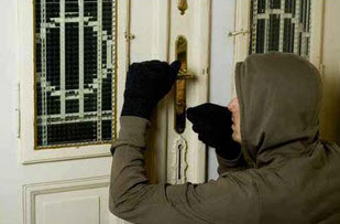 القبض على شخص سرق ١٢ منزل في إربد
