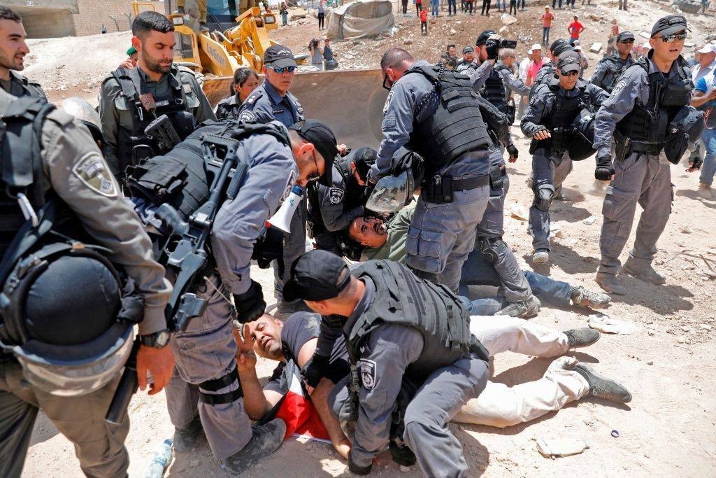 الاحتلال الصهيوني يعتدي على المعتصمين في الخان الاحمر