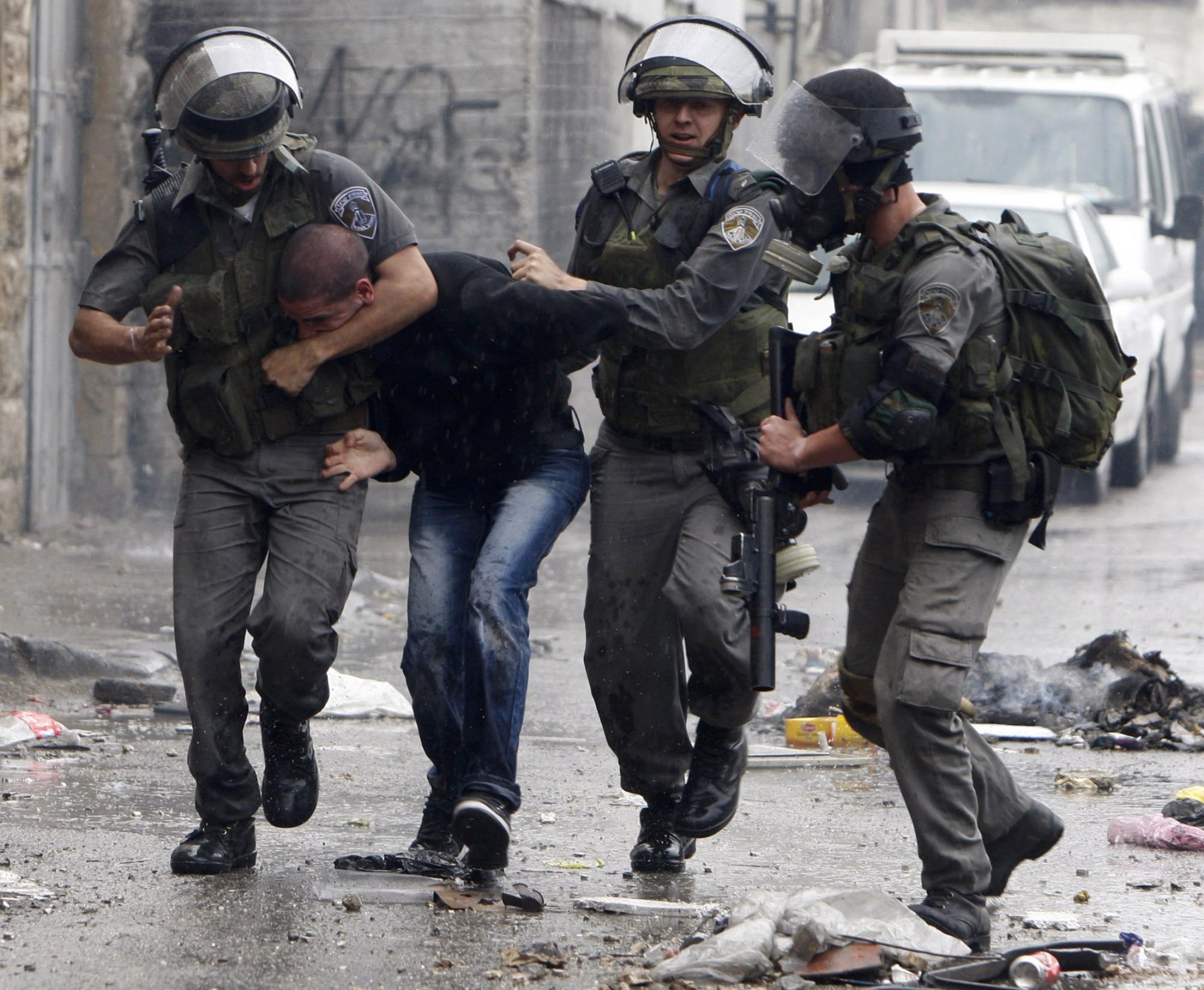 شرطة الاحتلال الصهيوني تعتقل أربعة مقدسيين من "العيساوية"