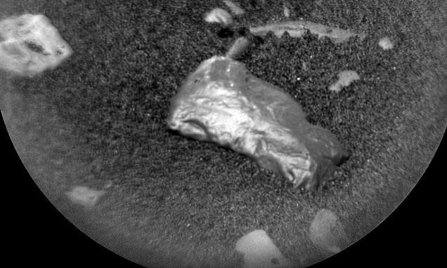 اكتشاف جسم لامع غريب على سطح المريخ