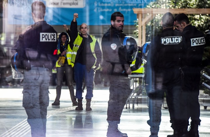 شرطة فرنسا توقف 514 متظاهرا مع بدء احتجاجات السترات الصفراء