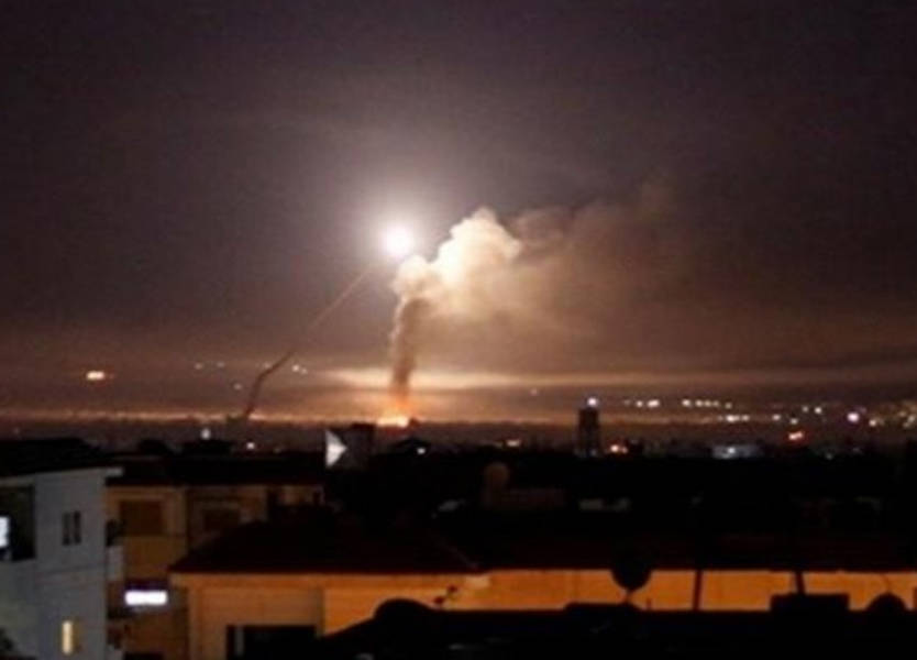 سانا : الدفاعات السورية تتصدى لأهداف جوية قرب مطار دمشق