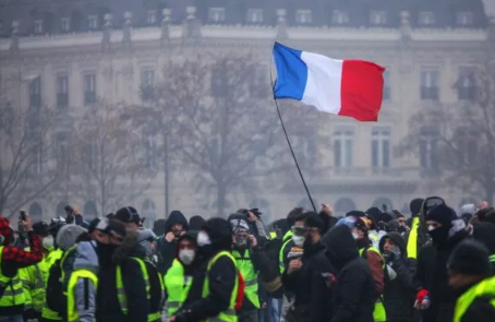رئيس الوزراء الفرنسي يدعو للحوار عقب تجدد التظاهرات
