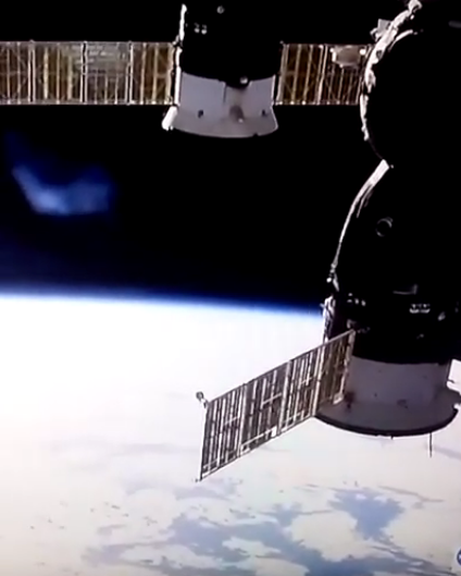 ناسا توقف البث المباشر من الفضاء بعد ثوان من ظهور جسم غامض.. فيديو