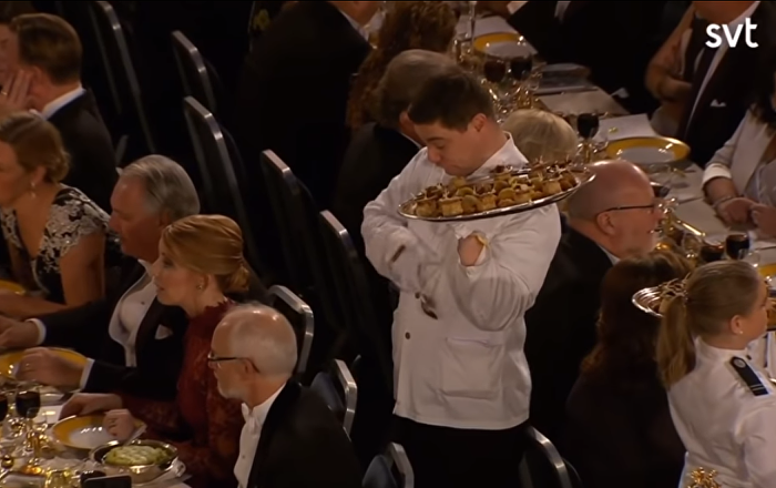 كيف تفادى نادل خطأه في حفل عشاء جائزة نوبل.. فيديو