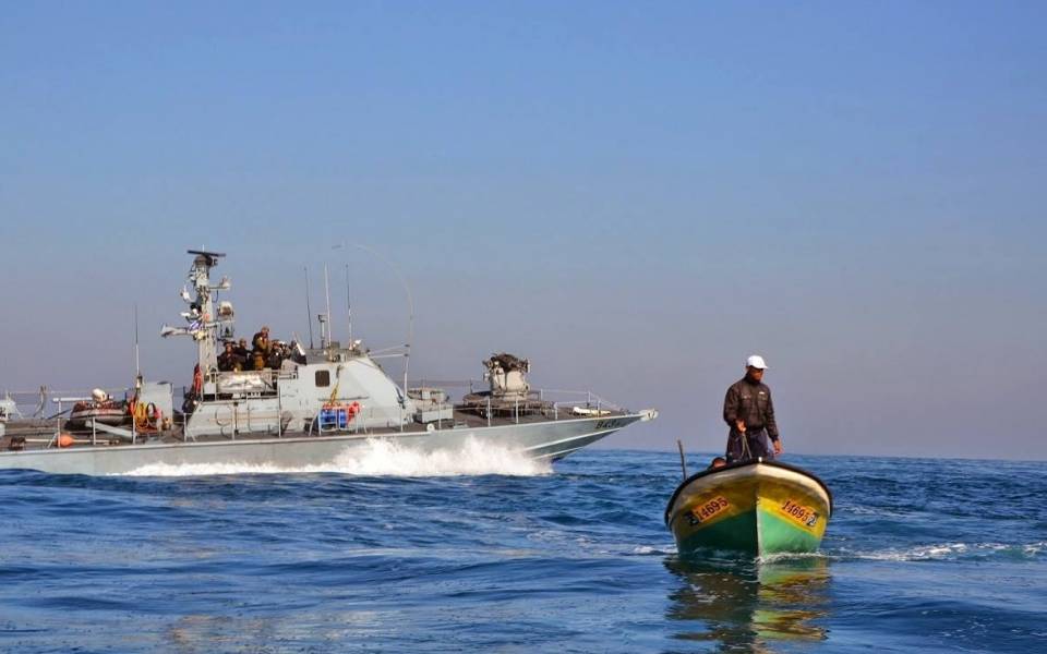 إصابة صيادين فلسطينيين واعتقالهما في بحر غزة