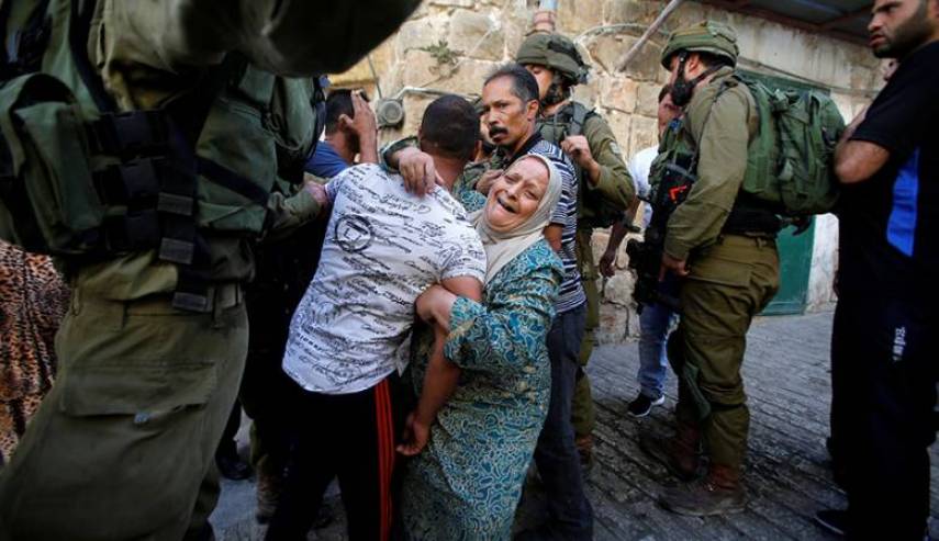 الاحتلال يعتقل مُسنة خلال زيارة نجلها في سجون الاحتلال 