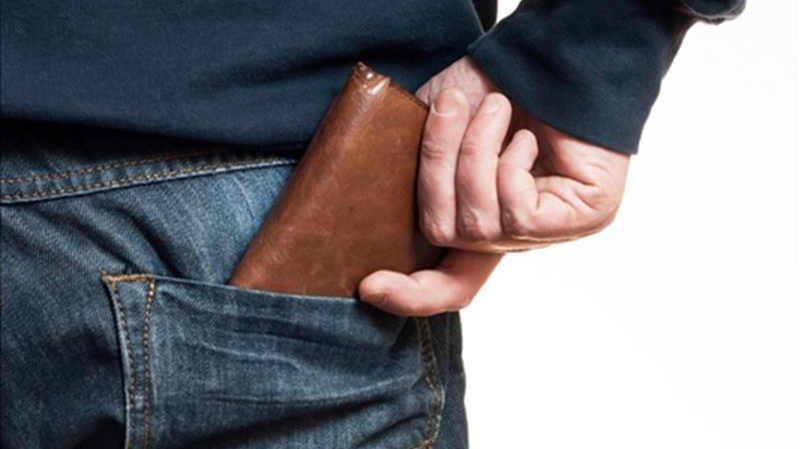 العلم يحذر: لا تضع محفظتك بالجيب الخلفي