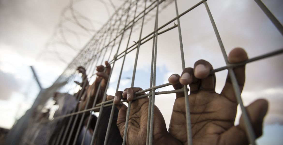 إدارة سجن "مجدو" تواصل عزل ستة أسرى بظروف صعبة