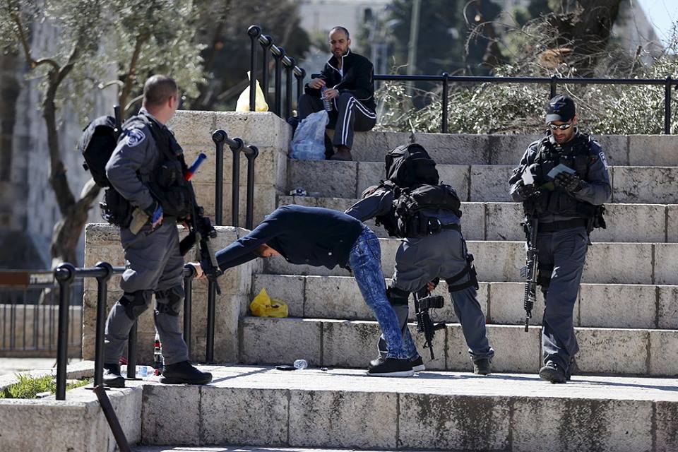 قوات الاحتلال تعتقل فلسطينيًا شرق رام الله بزعم حيازته لـ "سكين"