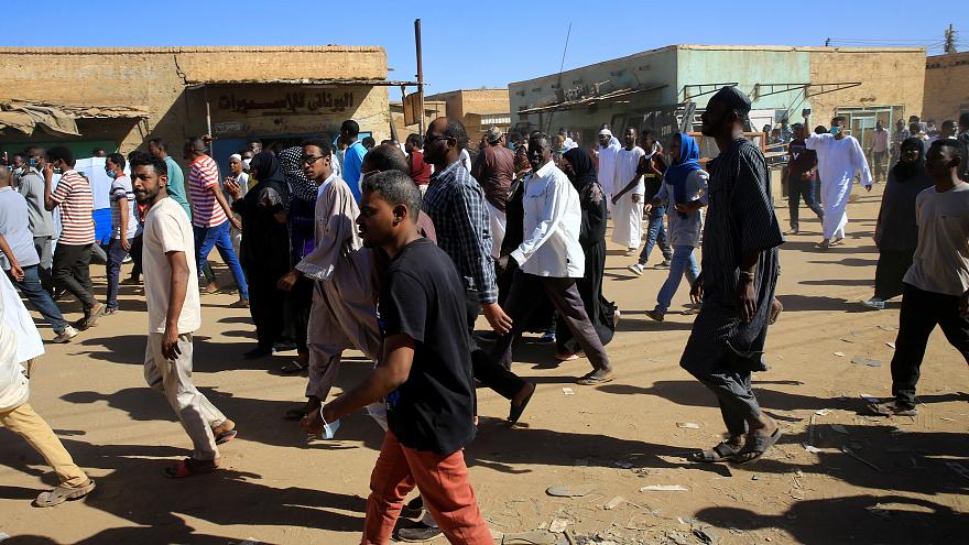 السودان.. قنابل الغاز في مواجهة الاحتجاجات المطالبة بإسقاط النظام