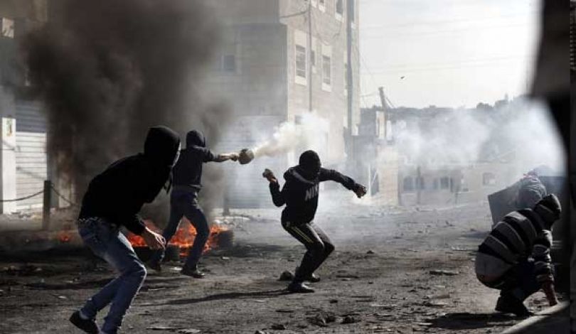 مصادر عبرية: شبان فلسطينيون يلقون زجاجات حارقة باتجاه حاجز عسكري ومركبة بالقدس