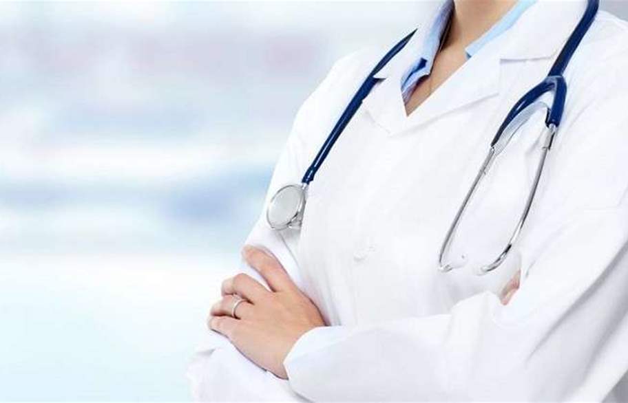 توافق على حل قضية عقود  الاطباء المقيمين  في وزارة الصحة